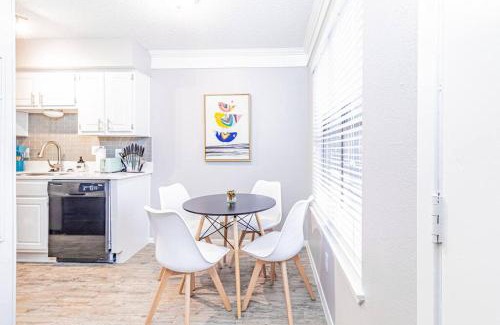 Brentwood Apartment | Convenient 1BR King Suites Near Downtown & Domain