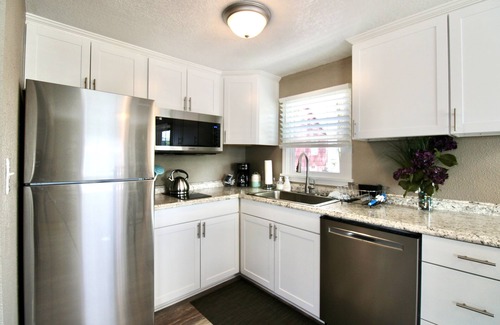 Bull Mountain House | Stylish Central 1BR Suite in Downtown Tigard - Pet Friendly!