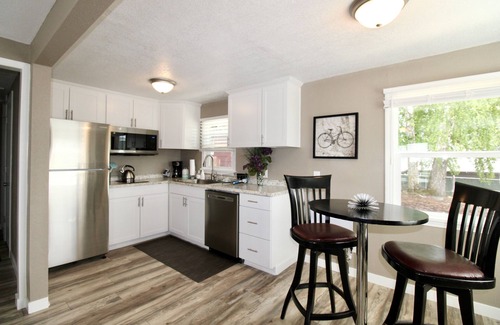 Bull Mountain House | Stylish Central 1BR Suite in Downtown Tigard - Pet Friendly!