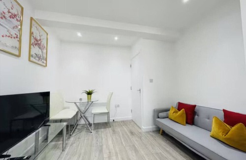 Watford Apartment | Central 1BR Watford Flat 10A | Stayfolk