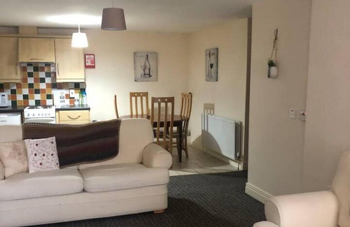 Londonderry Apartment | Prime 2 Bed Apartment Above Great Derry Pub - Guest Rated 10/10