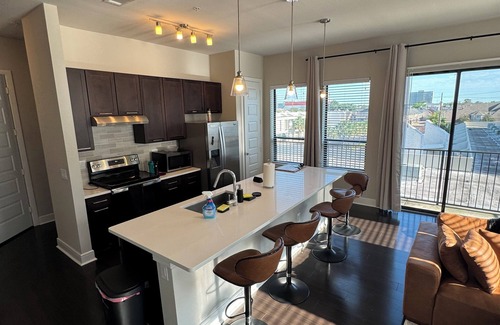 Greenway Plaza-Upper Kirby Apartment | Central 2BR/2BA - View & Gym Luxury