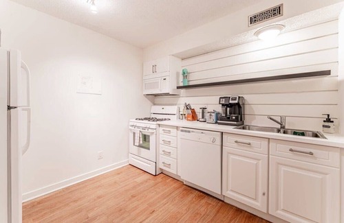 Brentwood Apartment | Prime 2BR King Suite Near Pool & Gym - Rated 9/10!