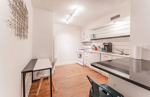 Brentwood Apartment | Prime 2BR King Suite Near Pool & Gym - Rated 9/10!