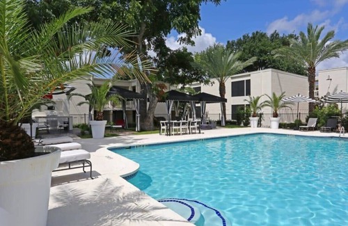 Brentwood Apartment | Prime 2BR King Suite Near Pool & Gym - Rated 9/10!
