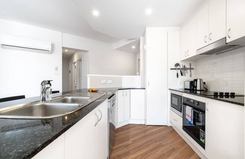 Greenway Apartment | Stylish Central 2BR Apartment in Greenway - Family-Friendly
