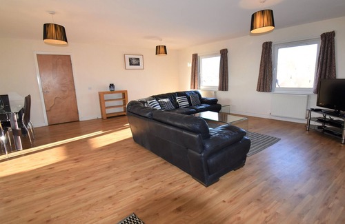 Northampton Apartment | Central 3 Bedroom Apartment with Parking & Balcony