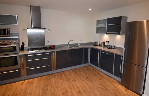 Northampton Apartment | Central 3 Bedroom Apartment with Parking & Balcony