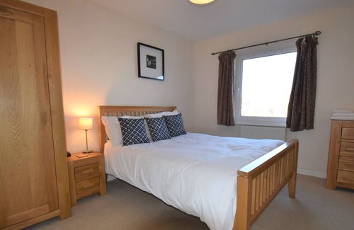 Northampton Apartment | Central 3 Bedroom Apartment with Parking & Balcony