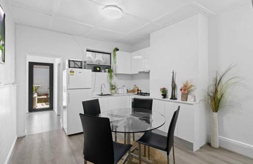 Chippendale House | Convenient 3 Bedroom Retreat in Sydney’s CBD and Chinatown