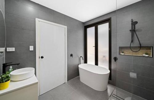 Chippendale House | Convenient 3 Bedroom Retreat in Sydney’s CBD and Chinatown