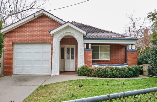 Wagga Wagga House | Central 4 Bedroom House - Free Wifi & Parking