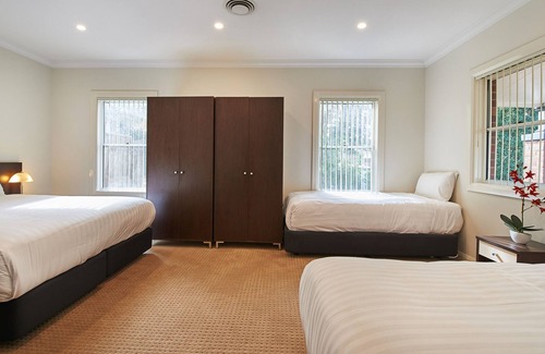 Wagga Wagga House | Central 4 Bedroom House - Free Wifi & Parking