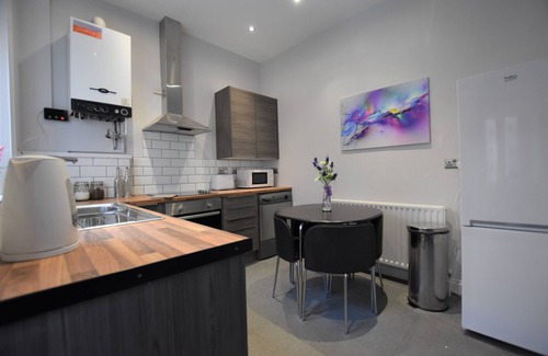 Sunderland House | Elegant 5-Bedroom Retreat Near City Centre with Breakfast