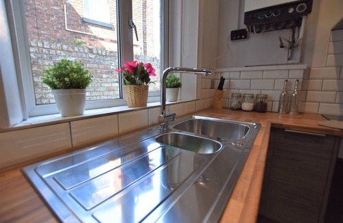 Sunderland House | Elegant 5-Bedroom Retreat Near City Centre with Breakfast