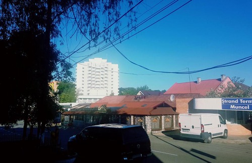 Baile Felix Apartment | Convenient Central Accommodation in Baile Felix with Hot Tub