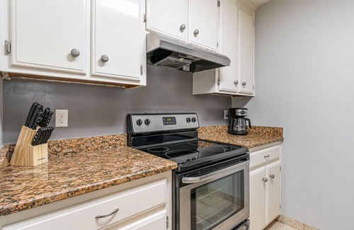 Hampton Condo | Stylish Hampton Condo: Pet Friendly, Child Approved Retreat