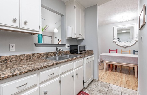 Hampton Condo | Stylish Hampton Condo: Pet Friendly, Child Approved Retreat