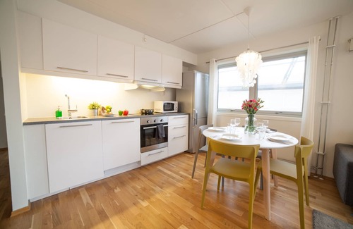 Gronland Apartment | Modern Central Apartment with Pool and Family-Friendly Perks