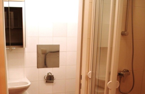 Kaisermuhlen Apartment | Beachfront Retreat with Pool & Family-Friendly Amenities