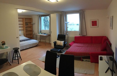 Kaisermuhlen Apartment | Beachfront Retreat with Pool & Family-Friendly Amenities