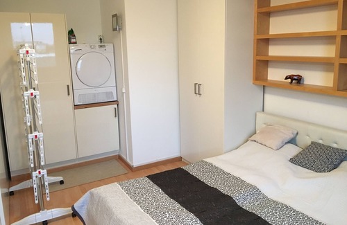 Kaisermuhlen Apartment | Beachfront Retreat with Pool & Family-Friendly Amenities