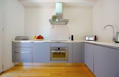 La Llotja-Born Apartment | Bright Central Apartment with AC, Wifi & Shared Terrace