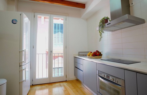 La Llotja-Born Apartment | Bright Central Apartment with AC, Wifi & Shared Terrace
