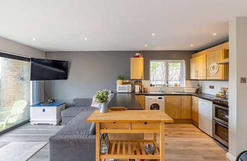 Newcastle Apartment | Pet-Friendly Central Apartment 3B in Newcastle
