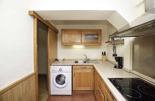Eixample Apartment | Discover a Central Girona Apartment with Spa & Breakfast