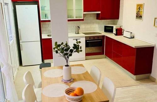El Botanic Apartment | Inviting Central Apartment with Relaxing Terrace & Spa