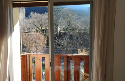 Sort Condo | Riverside Retreat: Central Apartment with Spa & Breakfast