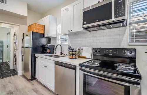 Greater East End Apartment | Modern Central Apartment with Office & Fast Wi-Fi Near Stadium