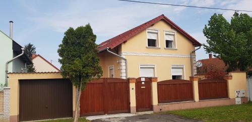 Gyula Apartment | Pet-Friendly Central-Aqua Apartman with Kitchen & High Ratings