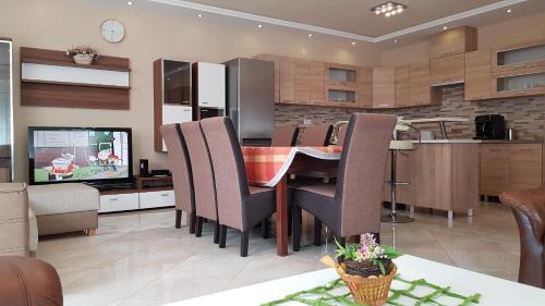Gyula Apartment | Pet-Friendly Central-Aqua Apartman with Kitchen & High Ratings