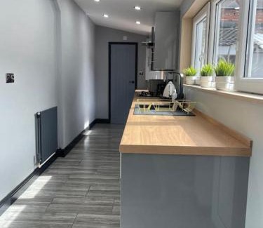 Lincoln Apartment | Modern 3 Bedroom House with Kitchen & Child-Friendly Amenities