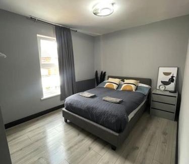 Lincoln Apartment | Modern 3 Bedroom House with Kitchen & Child-Friendly Amenities