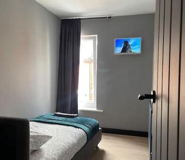 Lincoln Apartment | Modern 3 Bedroom House with Kitchen & Child-Friendly Amenities