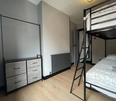 Lincoln Apartment | Modern 3 Bedroom House with Kitchen & Child-Friendly Amenities