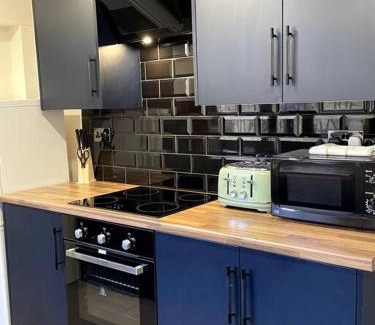 Lincoln House | Modern City Retreat with Hot Tub for Family Enjoyment