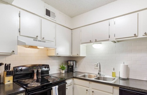 Clarksville Apartment | Cozy Central Austin 2-Story Apartment with Free Parking