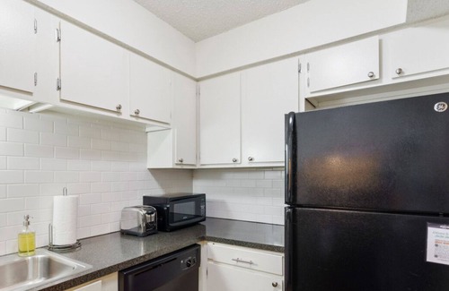 Clarksville Apartment | Cozy Central Austin 2-Story Apartment with Free Parking
