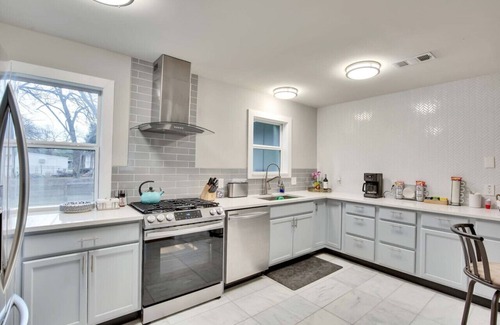 Govalle House | Unforgettable Central Austin 6-Bedroom Retreat for Families