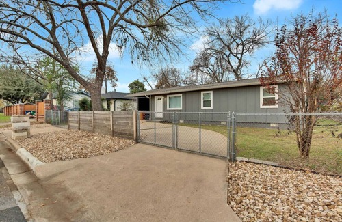 Govalle House | Unforgettable Central Austin 6-Bedroom Retreat for Families