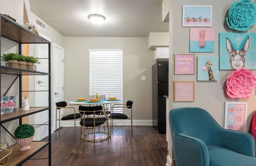 Oakmont Heights Apartment | Top-Rated Flamingo 102: Pet-Friendly & Family Ready Stay
