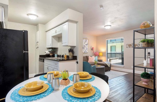 Oakmont Heights Apartment | Top-Rated Flamingo 102: Pet-Friendly & Family Ready Stay