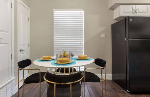 Oakmont Heights Apartment | Top-Rated Flamingo 102: Pet-Friendly & Family Ready Stay