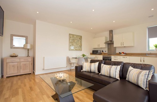 Basingstoke Apartment | Central Basingstoke: Guest Rated 10/10, Family-Friendly Escape
