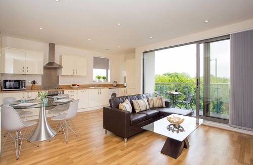 Basingstoke Apartment | Central Basingstoke: Guest Rated 10/10, Family-Friendly Escape