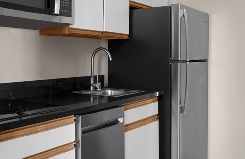 Pleasanton Hotel | Central Bay Area Retreat Minutes from Wine Country | Room w/Kitchen